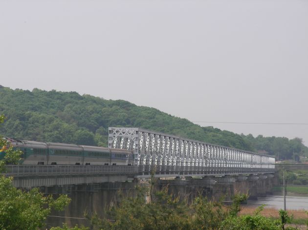 臨津江を渡る唯一の橋「新・自由の橋」